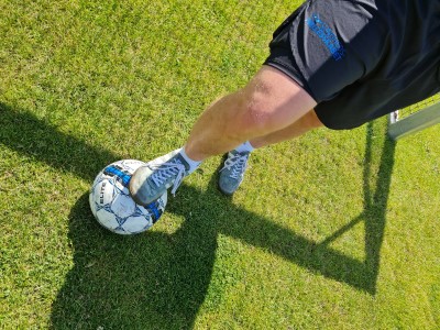 Fodbold er rykket på græs